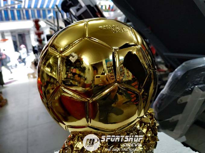 Cúp lưu niệm quả bóng vàng FIFA